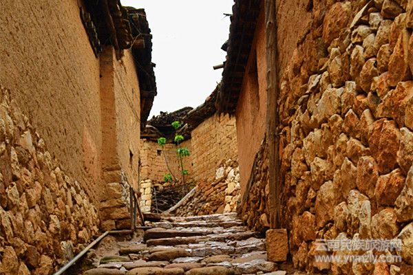 巷道中的石板路