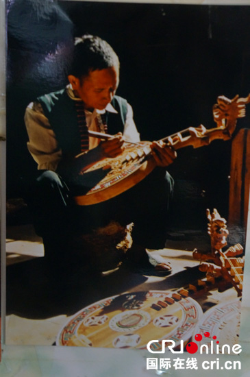 阿進(jìn)鎖制作四弦琴的舊照