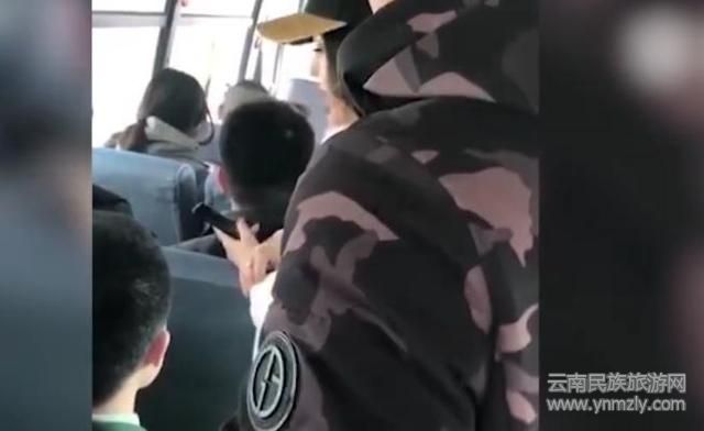 道德綁架?東北一男子在公交車上強制讓軍人讓座!
